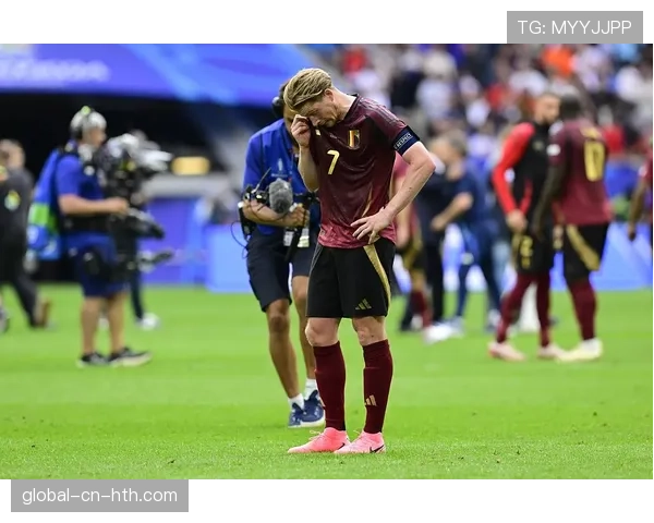 镜头捕捉到,摩纳哥教练席频繁使用战术板向球员强调保持阵型紧凑